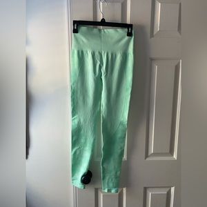 Pcheebum mint colored scrunch booty workout leggings